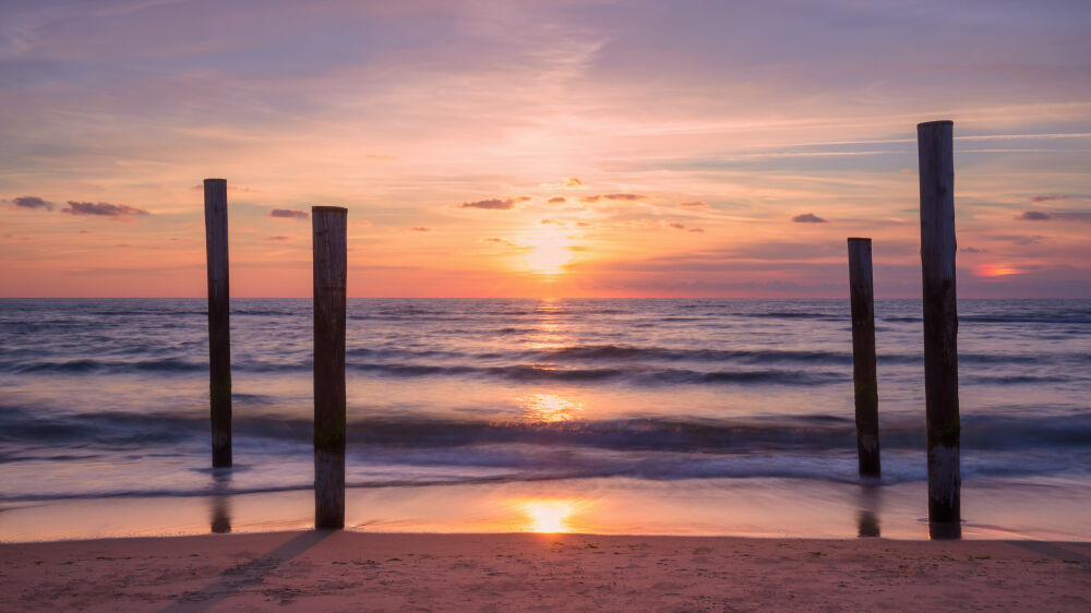 Zonsondergang aan het Noordzeestrand