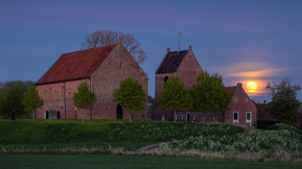 Kerkje Ezinge met maanopkomst