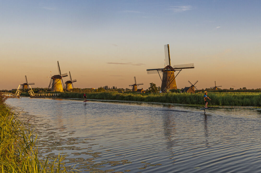 kinderdijk in de avondzon