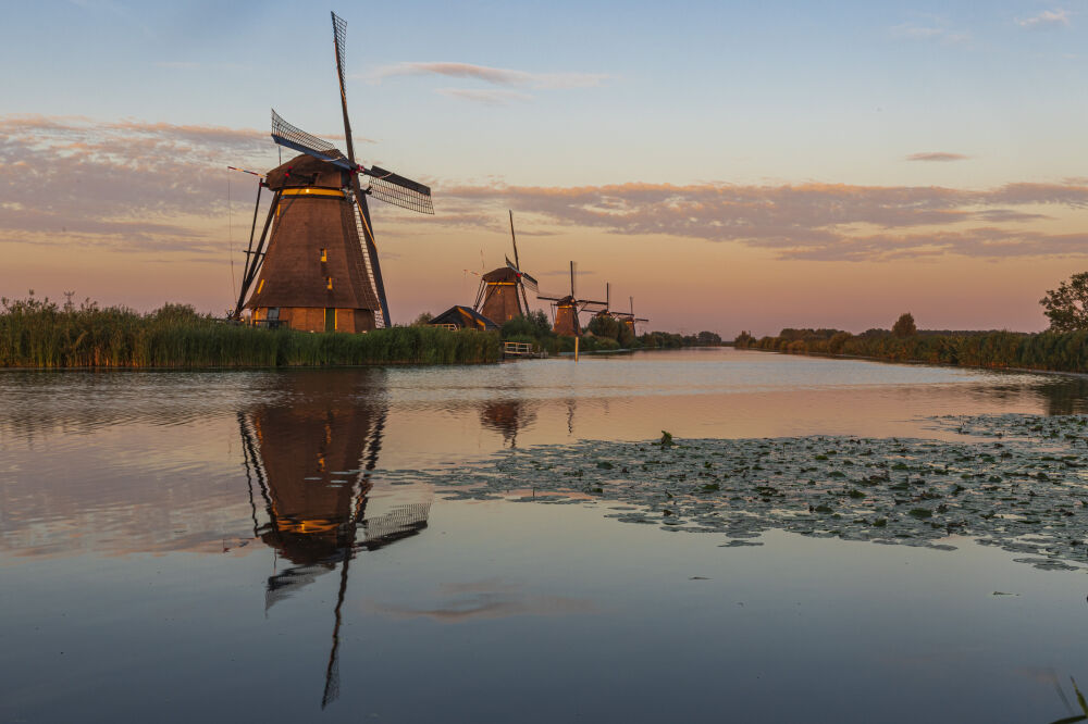 Kinderdijk in de avondzon