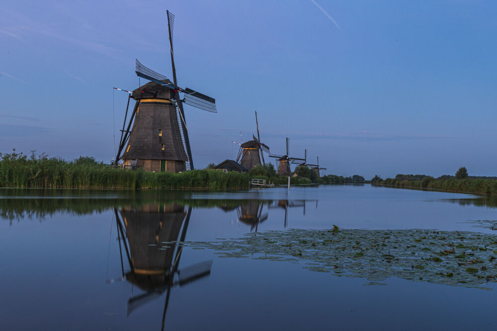 Kinderdijk in het blauwe uurtje