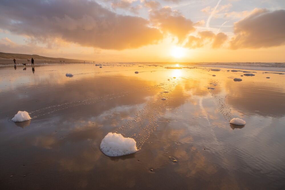 Zonsondergang op strand.