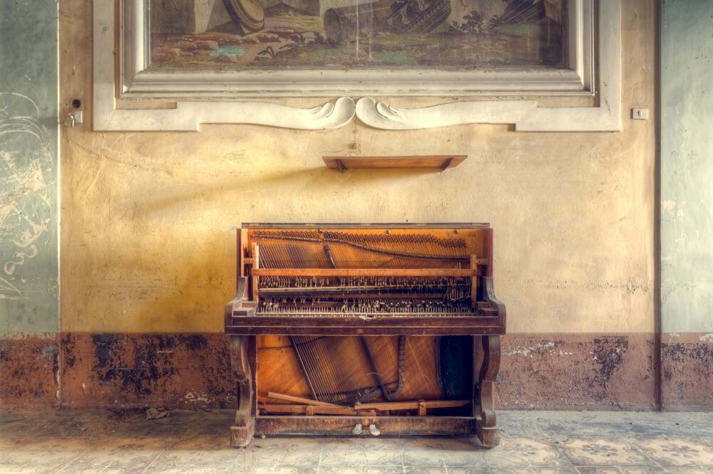 Verlaten Piano tegen Muur