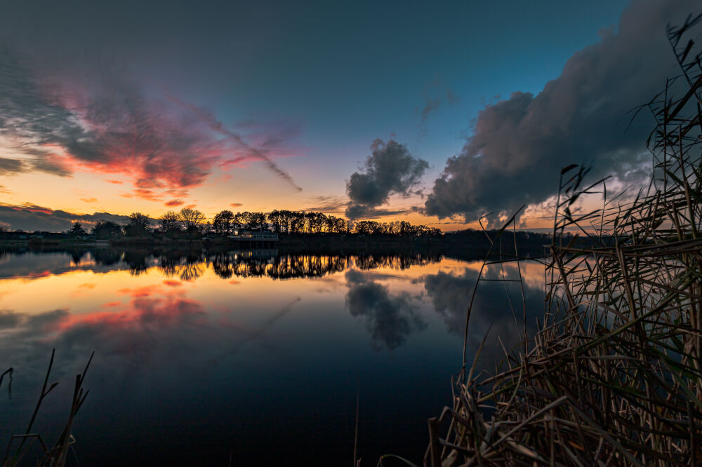 zonsondergang aan de kreek