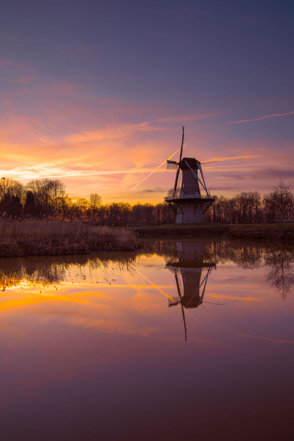 Molen de Juffer in Gasselternijveen tijdens zonsondergang