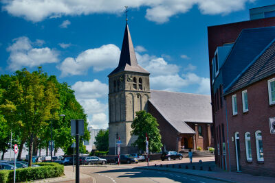Een straatje en de kerk in Maasbracht