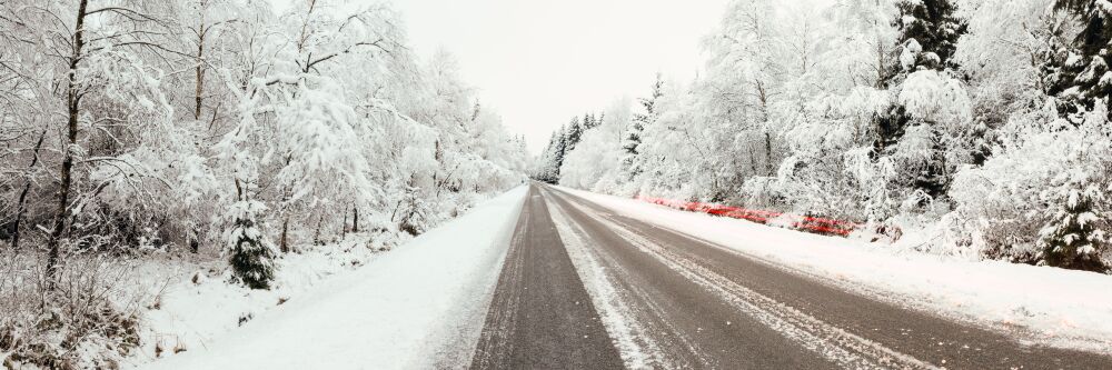 Weg in de Ardennen in de sneeuw