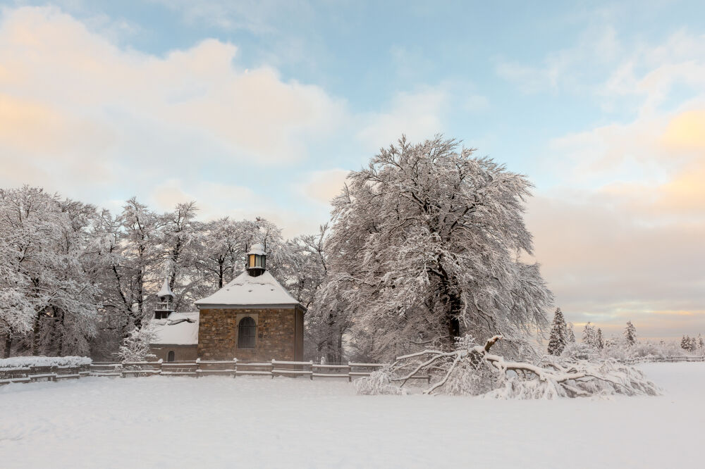 Kerk in de Ardennen in de sneeuw