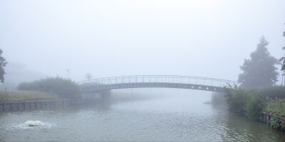 voetgangersbrug in de mist