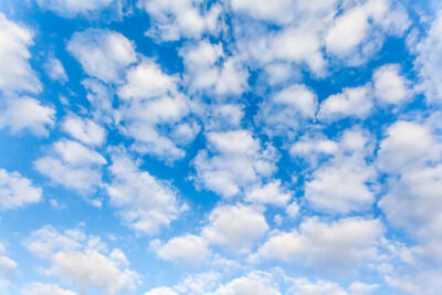 wolken in de blauwe lucht