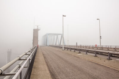 Mist over het water met een ophaalbrug