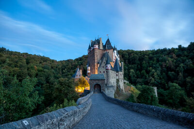Burg Eltz tijden het blauw uurtje