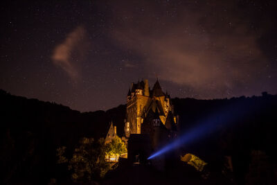 Burg Eltz in de nacht met licht painting