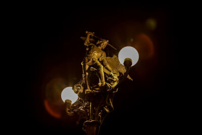 de mooie centrale lantaarn met bronzen Sint-Michiels Beeld