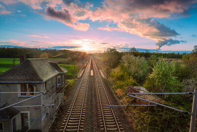 Spoorweg met zonsondergang