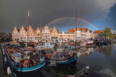 Regenboog boven haven van Hoorn