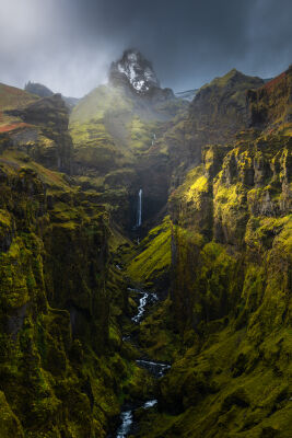 Mooie vallei in Ijsland met een waterval in de achtergrond.