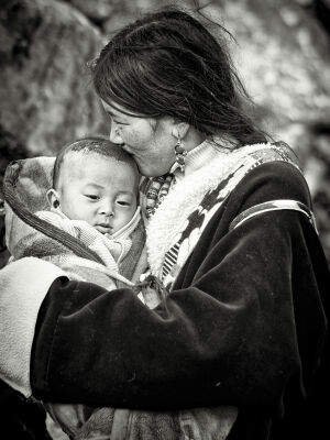 Moeder met kind in Tibet