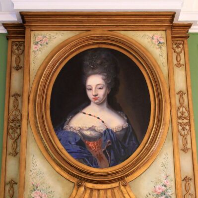 Foto van een schilderij waar een vrouw op afgebeeld is.
