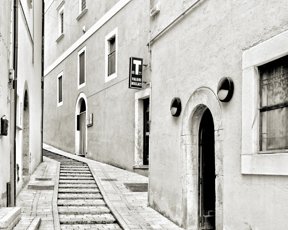 Italiaanse straat in bergstadje