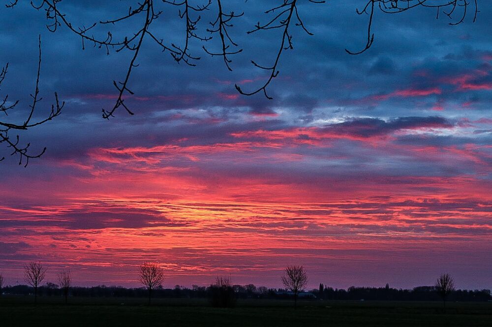 Mooi lichtspel met ondergaande zon