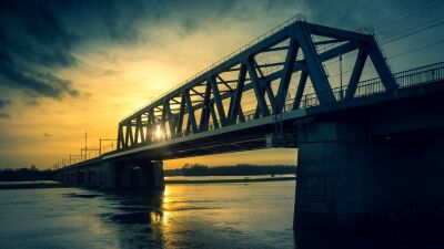 De spoorbrug van Deventer tijdens een gouden zonsondergang