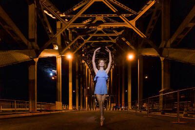 Ballerina op De Waalbrug