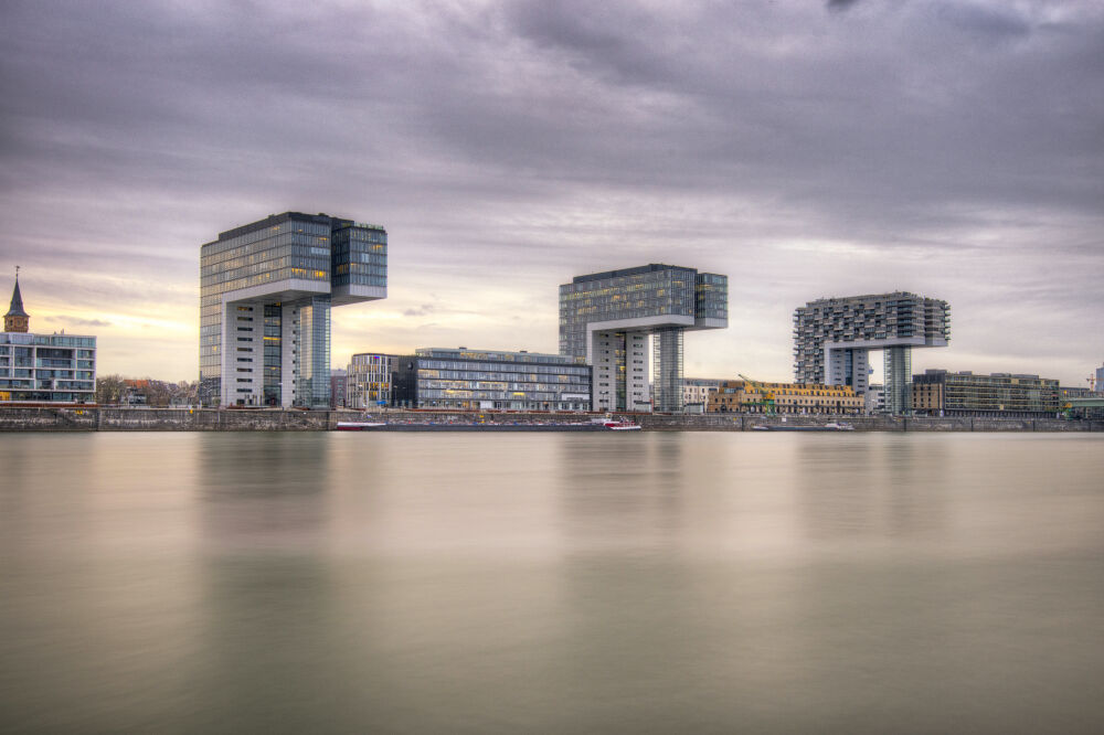 Kraanhuizen aan de rivier bij Keulen