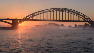 Schilderachtige zonsopkomst Waalbrug