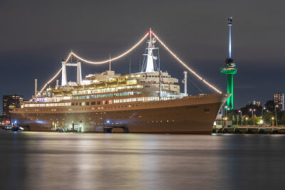 SS Rotterdam met de Euromast in de avond