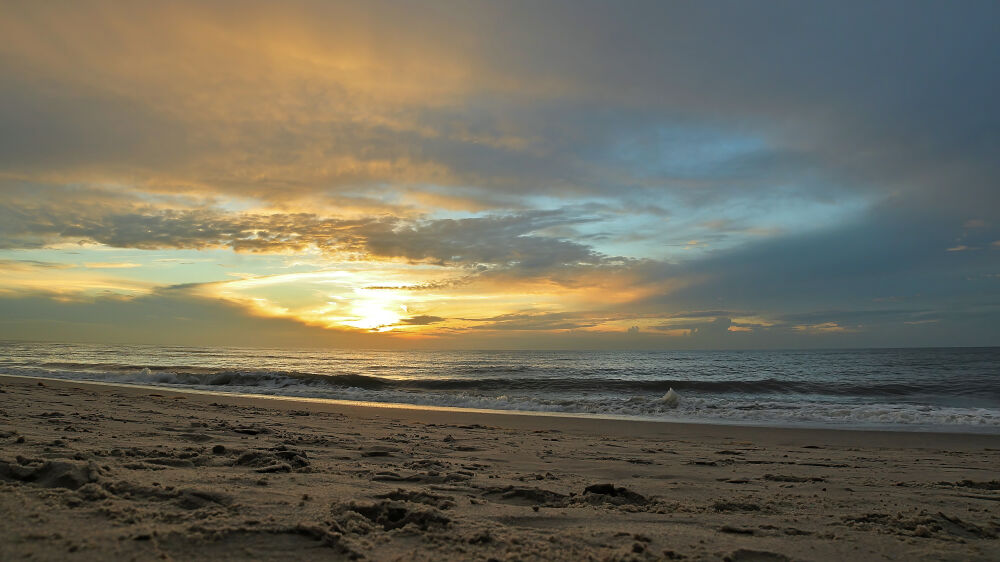 Zon ondergang aan de kust