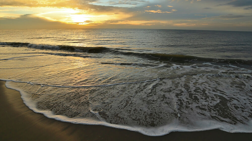 Zon ondergang aan de kust