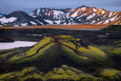 Vulkaan met in de achtergrond Landmannalaugar in Ijsland