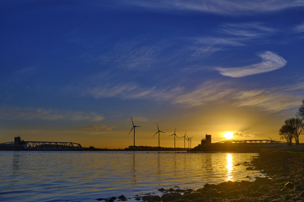 De zon komt op over stormvloedkering Maeslantkering